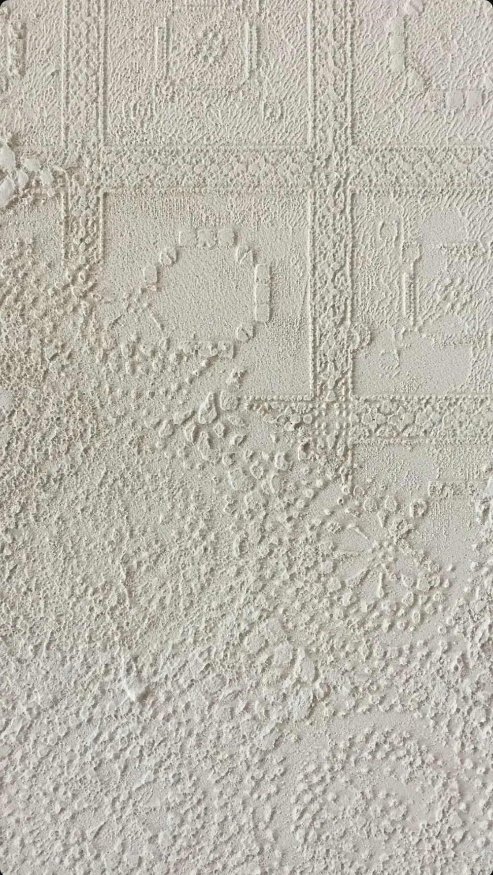 Panneau en terre crue Stratigrafia, relief blanc travaillé à la main