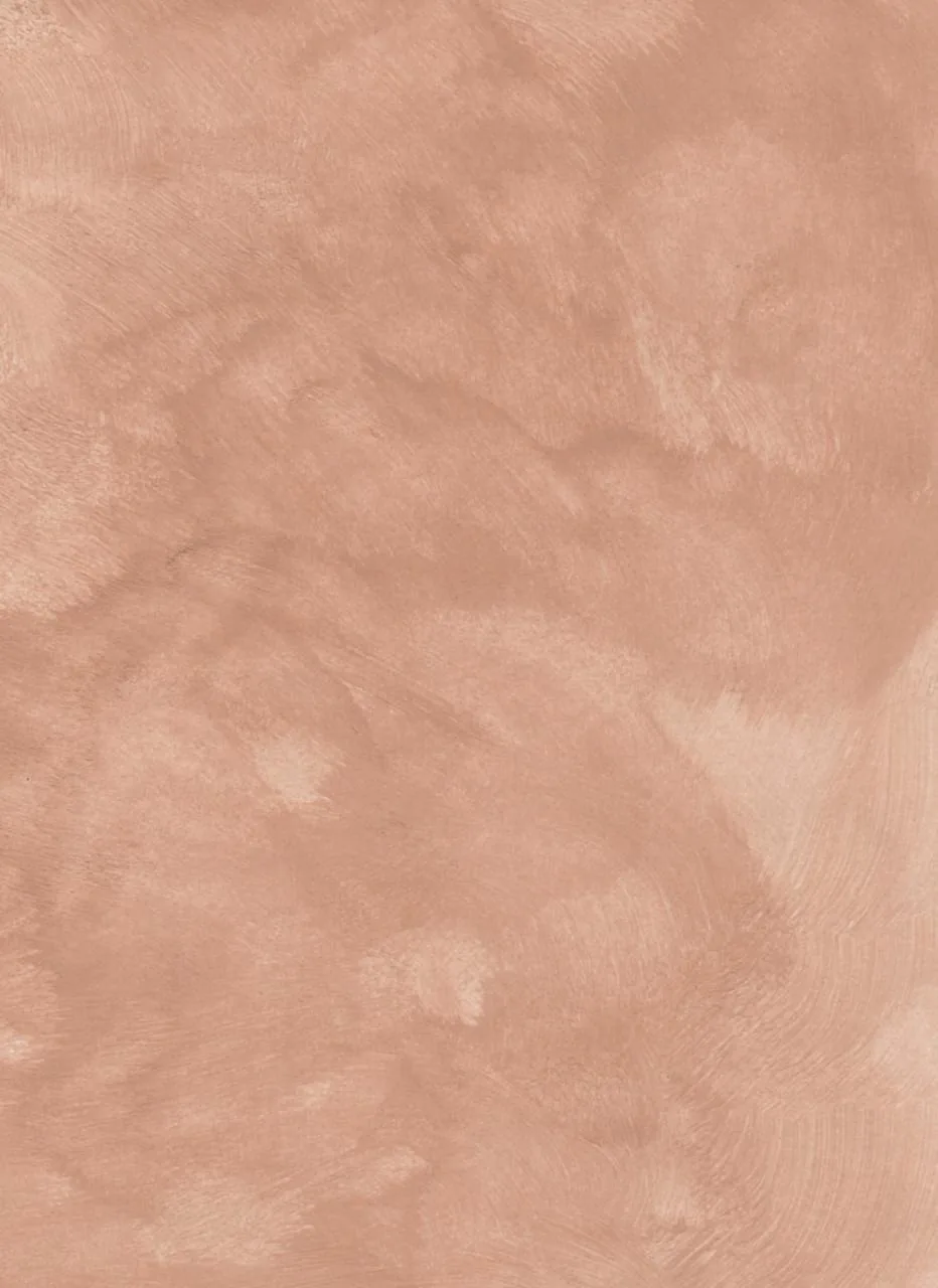 Enduit Chukum en gros plan, texture rosée aux nuances de terre